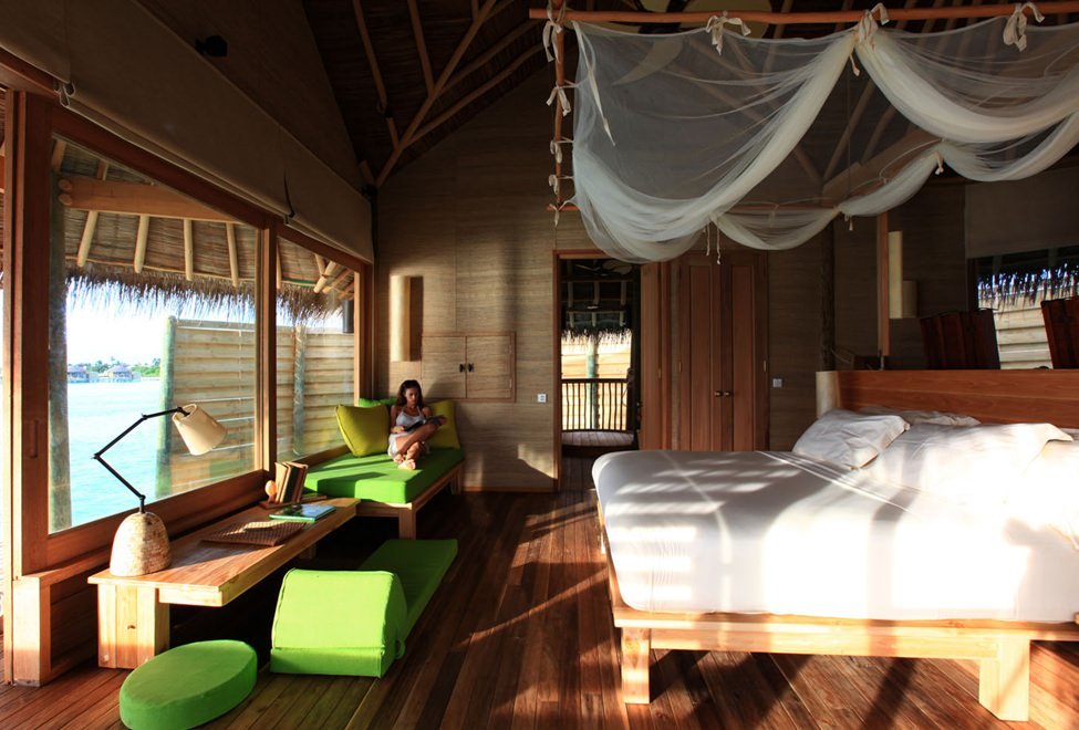 975x660_14_water_villa_interior3