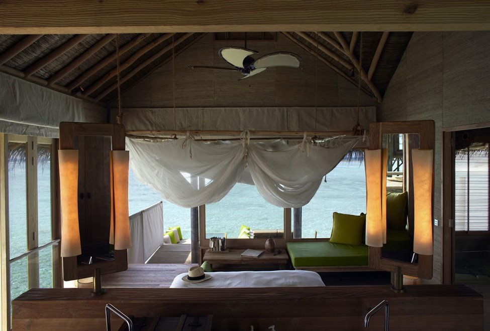 975x660_19_water_villa_interior2_h