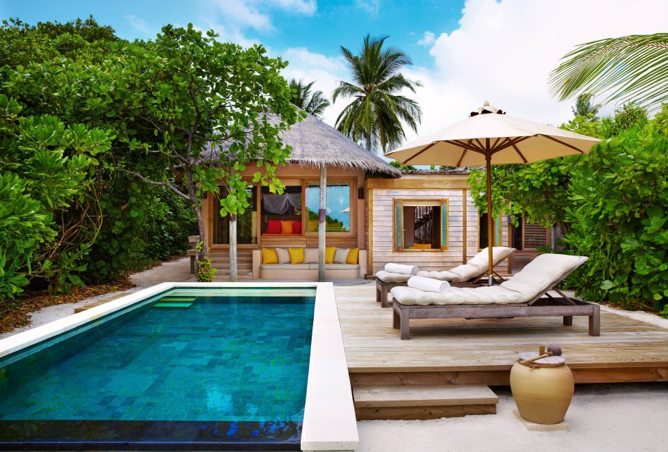 975x660_family_villa_with_pool_exterior_300x185