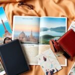 Luxusreiseplan mit Design-Accessoires und Reisezielen.