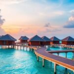 Bangalôs luxuosos sobre a água ao pôr do sol em águas tropicais.