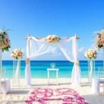 Hochzeitsvorbereitungen am Zielort an einem wunderschönen Strand.