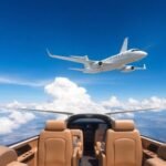 Luxuriöses Privatjet, das durch einen blauen Himmel fliegt.