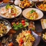Refeição gourmet elegante em uma mesa de jantar lindamente posta.