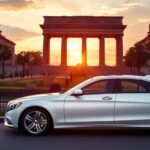Voiture avec chauffeur près d'un monument célèbre au coucher du soleil.