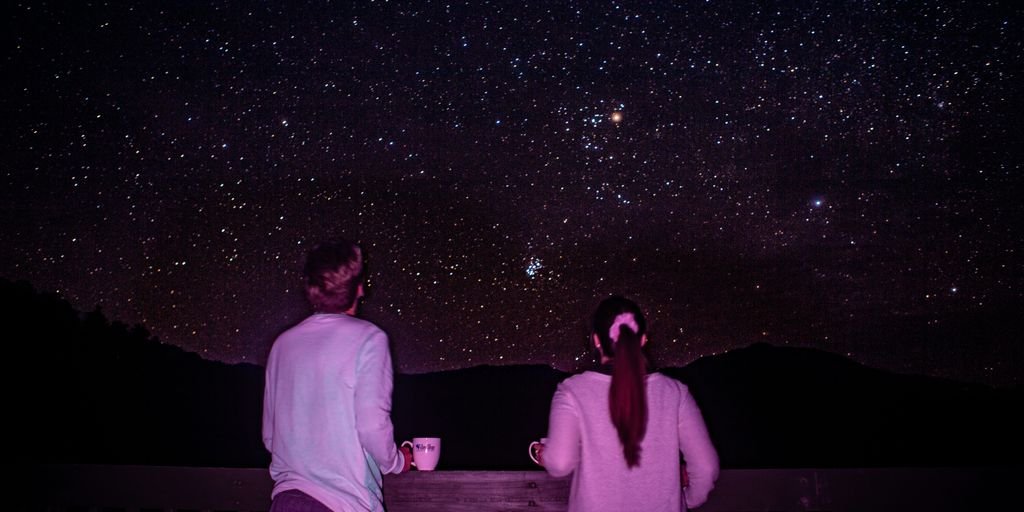 Read more about the article Private Aurora Lodges with On-Site Astronomers: Where to Book for Peak Season