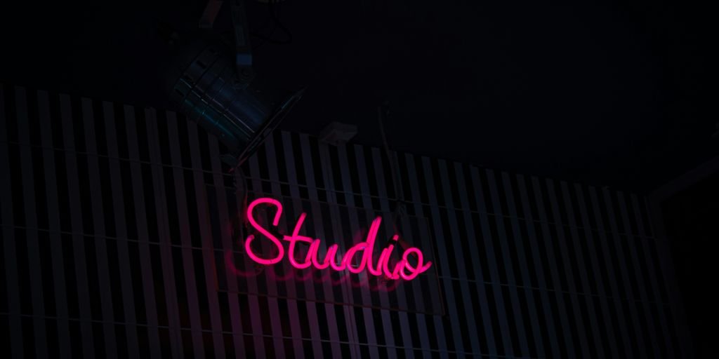 Read more about the article Commissioning Art on the Road: Private Studio Visits and Bespoke Pieces